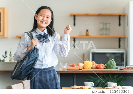 家のキッチンにいる制服を着た小学生・中学生・高校生の女の子 115423305
