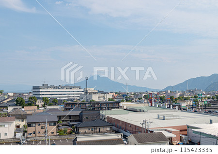 鹿児島県姶良市の風景　新しい市役所と桜島 115423335