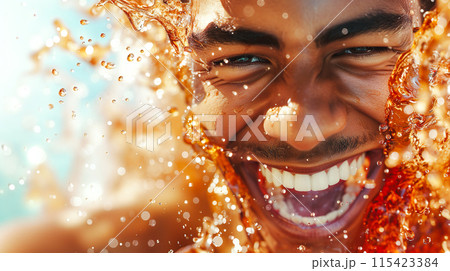 コーラを浴びてはしゃぐ男性の顔のクローズアップ 115423384