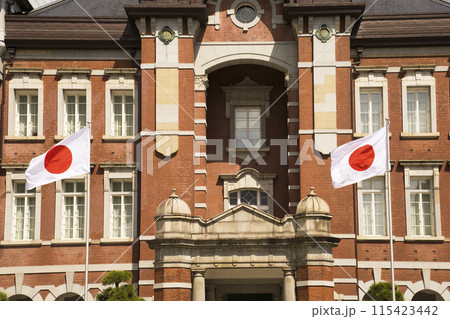 東京駅前の日本国旗　　 115423442