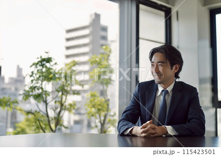 オフィスで働くビジネスマン 115423501