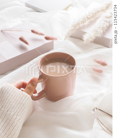 部屋で珈琲を飲みながら寛ぐ 115423734