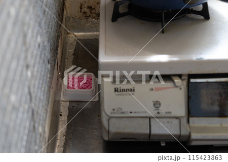 キッチンに置かれている殺鼠剤 キッチンに置かれている殺鼠剤 115423863