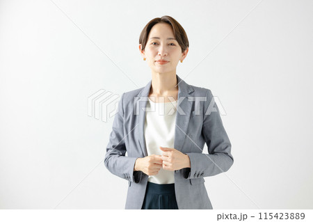 笑顔の女性 115423889