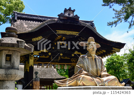豊国神社　豊臣秀吉像（清水焼）と唐門 115424363
