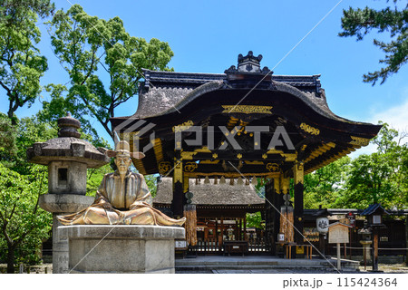 豊国神社 豊臣秀吉像(清水焼)と唐門 豊国神社 豊臣秀吉像(清水焼)と唐門 115424364
