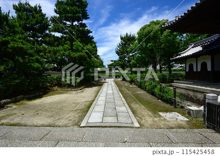 建仁寺 三門へ続く石畳 建仁寺 三門へ続く石畳 115425458