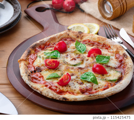 ピザ マルゲリータ ブォーノ イタリア語で『美味しい』を意味するBouno（ブォーノ）pizza 115425475