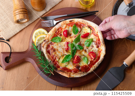 ピザ マルゲリータ ブォーノ イタリア語で『美味しい』を意味するBouno(ブォーノ)pizza ピザ マルゲリータ ブォーノ イタリア語で『美味しい』を意味するBouno(ブォーノ)pizza 115425509