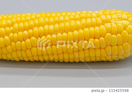 皮をむいた、加熱後のトウモロコシ　 115425598