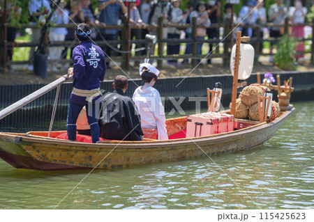 潮来花嫁さんの嫁入り舟 潮来花嫁さんの嫁入り舟 115425623