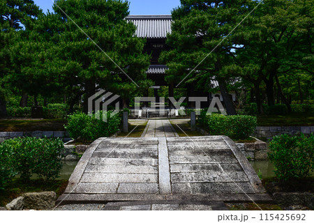 建仁寺 三門へ続く石畳 建仁寺 三門へ続く石畳 115425692