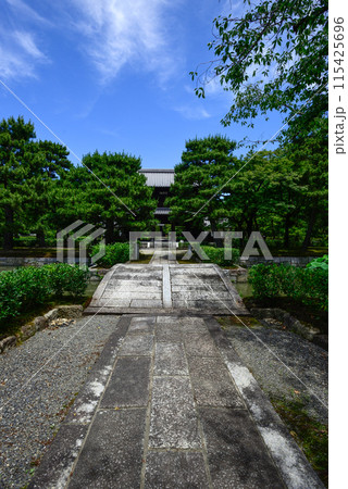 建仁寺　三門へ続く石畳 115425696