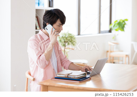 テレワーク 自宅で仕事をする男性 テレワーク 自宅で仕事をする男性 115426253