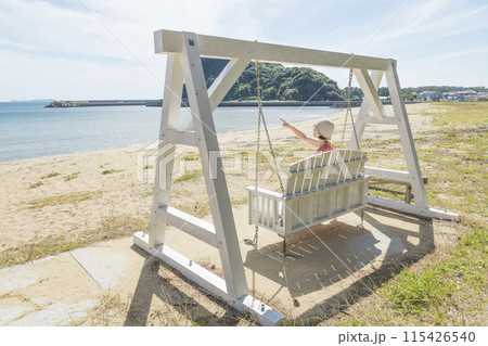 前浜海水浴場の絶景ブランコに乗る女性【長崎県南島原市】 前浜海水浴場の絶景ブランコに乗る女性【長崎県南島原市】 115426540