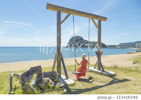 前浜海水浴場の絶景ブランコに乗る女性【長崎県南島原市】 前浜海水浴場の絶景ブランコに乗る女性【長崎県南島原市】 115426549