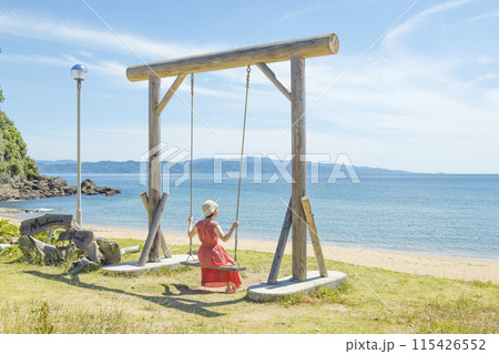 前浜海水浴場の絶景ブランコに乗る女性【長崎県南島原市】 115426552
