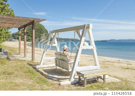 前浜海水浴場の絶景ブランコに乗る女性【長崎県南島原市】 115426558