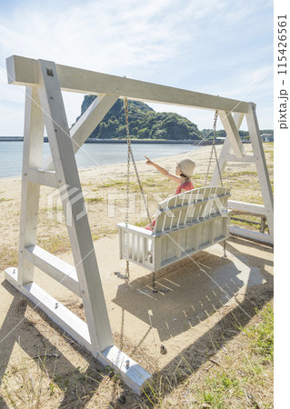 前浜海水浴場の絶景ブランコに乗る女性【長崎県南島原市】 115426561