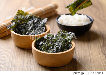Dried seaweed sheet eating with rice, Asian food 115427041