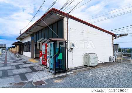 JR瀬戸大橋線　早島駅　改修前の駅舎の初夏の風景2　岡山県都窪郡早島町 115429094