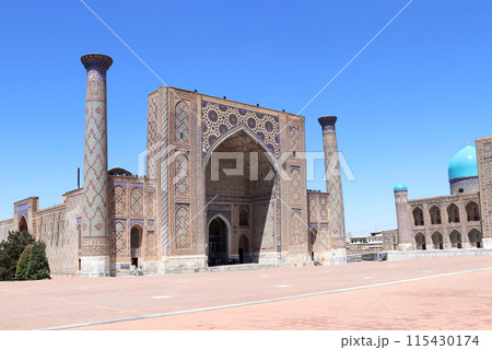 Famous landmark - Ulugh Beg Madrasah on Registan square, Samarkand, Uzbekistan. Majestic facade of the Ulugh Beg Madrasa, decorated with beautiful ceramic mosaics 115430174