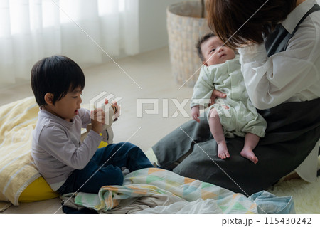 育児ストレスイメージ 115430242