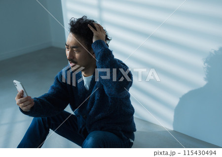落ち込む男性 115430494