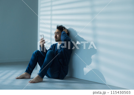 落ち込む男性 落ち込む男性 115430503