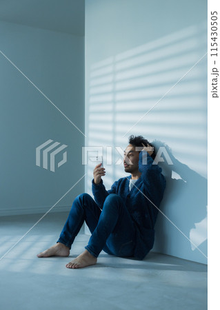 落ち込む男性 115430505