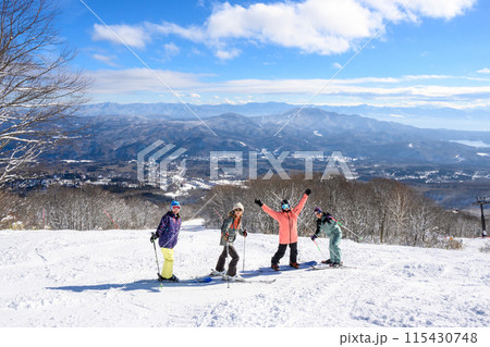新潟のスキー場で記念写真を撮る家族 115430748