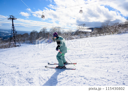 スキーをする中学生男子 115430802