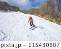 スキーを楽しむお母さん 115430807