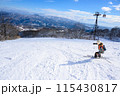 スキーを楽しむお母さん 115430817