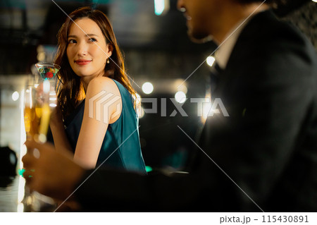 バーで飲む男女　　 115430891