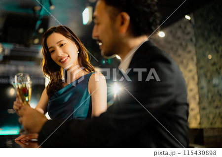 バーで飲む男女　　 115430898