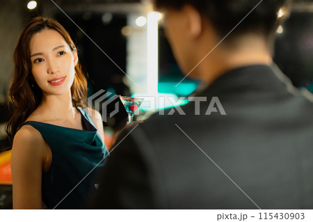 バーで飲む男女　　 115430903