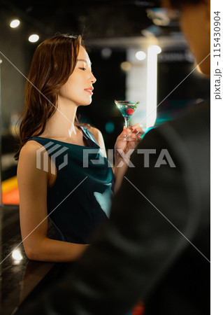 バーで飲む男女 バーで飲む男女 115430904