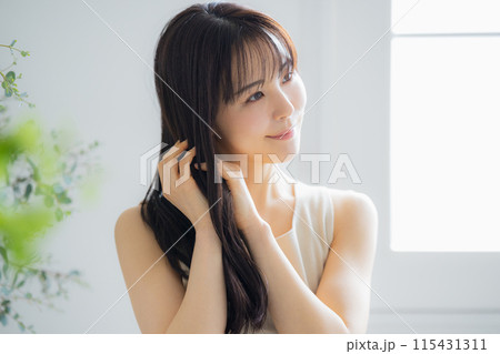 若い女性のヘアケアイメージ 115431311
