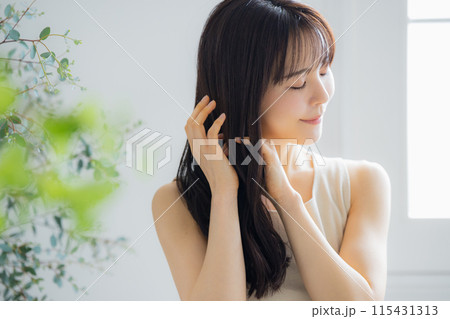 若い女性のヘアケアイメージ 115431313