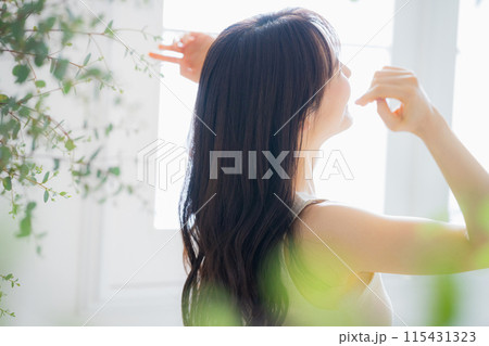 若い女性のヘアケアイメージ 115431323