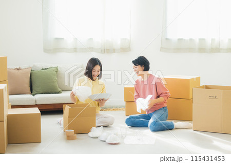 引っ越し荷造りをする親子 引っ越し荷造りをする親子 115431453