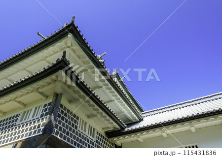 青空に映える金沢城の天守閣 115431836