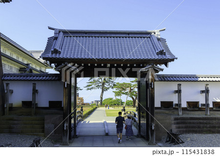 青空の広がる公園 115431838