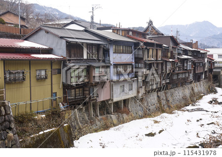 崖家造りの家並み 115431978