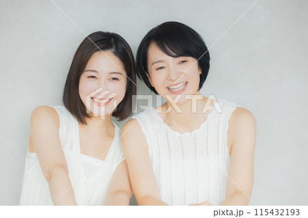 頬に手を当てる親子 115432193