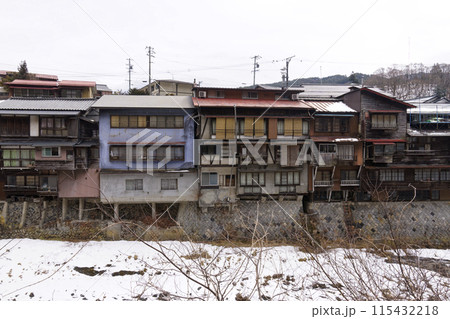 崖家造りの家並み 崖家造りの家並み 115432218