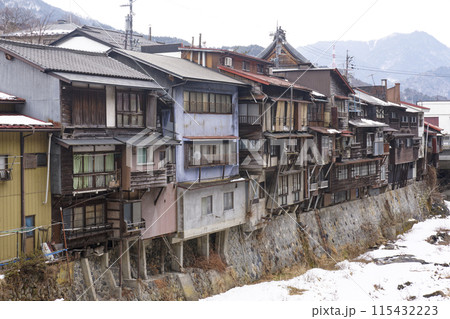 崖家造りの家並み 崖家造りの家並み 115432223