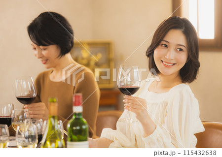 ワインで乾杯する女性 ワインで乾杯する女性 115432638