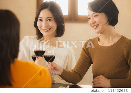 ワインで乾杯する女性 ワインで乾杯する女性 115432658